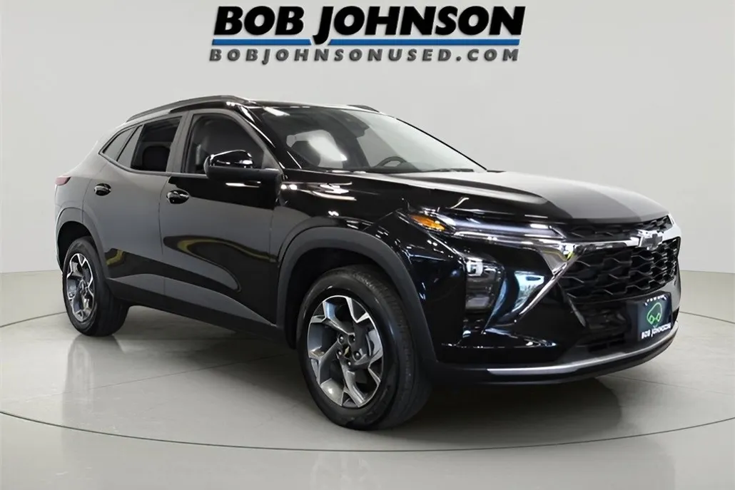 2025 Chevrolet Trax LT photo 1