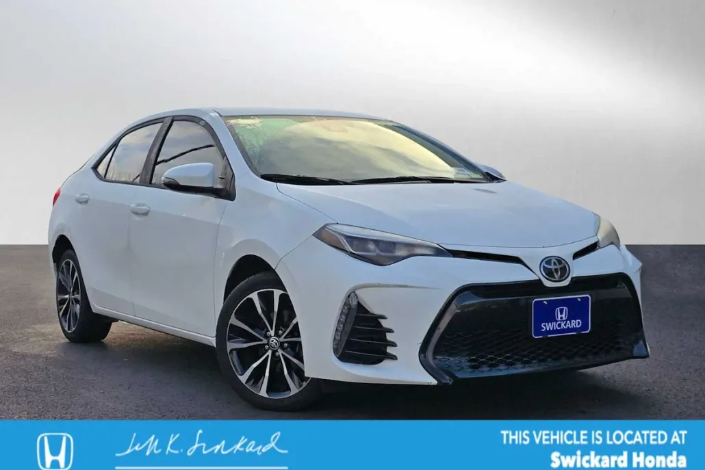 2017 Toyota Corolla SE photo 1