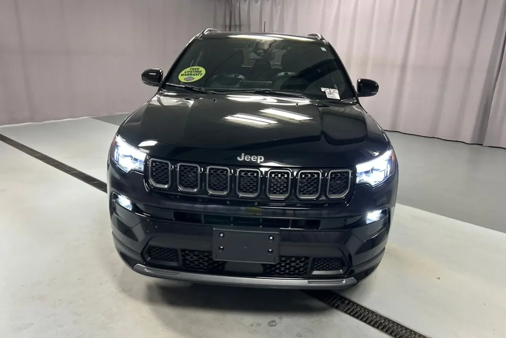 2024 Jeep Compass Limited photo 1