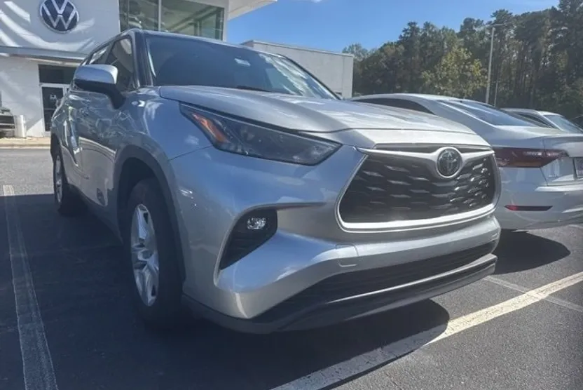 2023 Toyota Highlander LE photo 1
