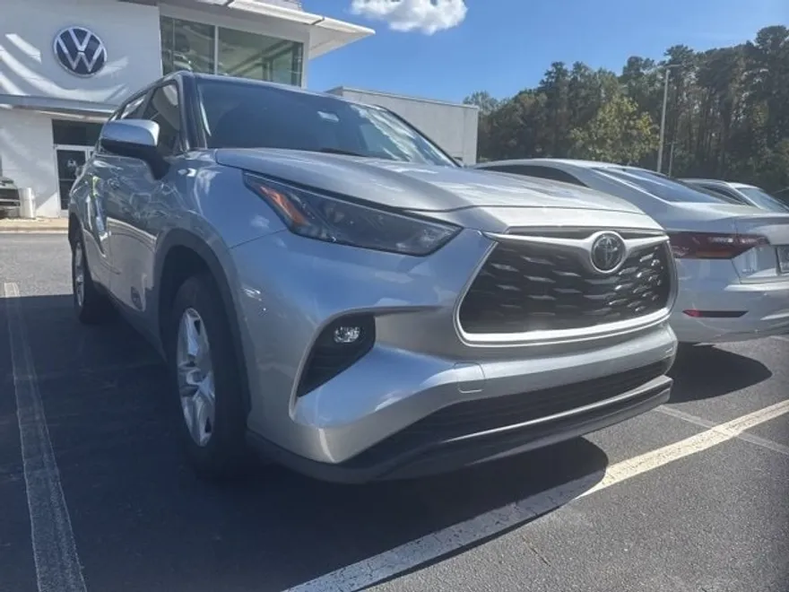 2023 Toyota Highlander LE photo 1