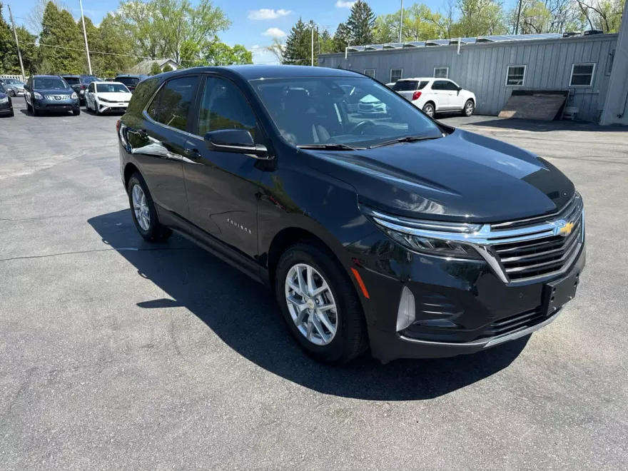 2023 Chevrolet Equinox LT photo 1