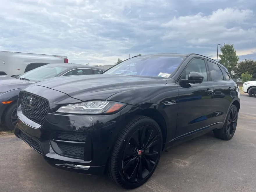 2017 Jaguar F-PACE R-Sport photo 1