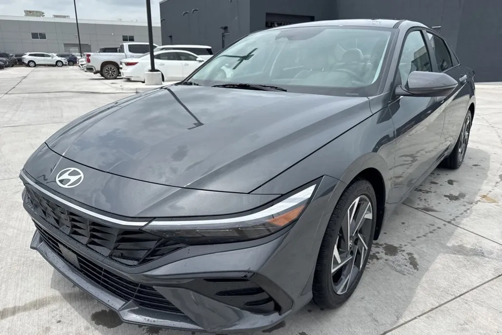 2025 Hyundai Elantra Limited photo 1