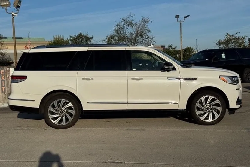 2022 Lincoln Navigator L Reserve photo 1