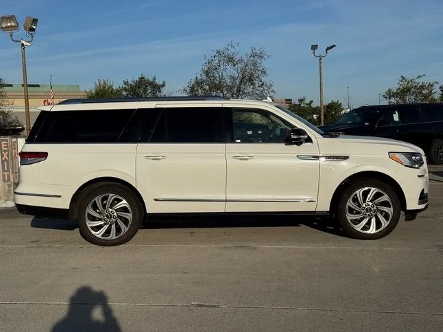 2022 Lincoln Navigator L Reserve photo 1