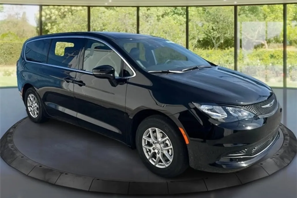 2026 Chrysler Voyager LX photo 1