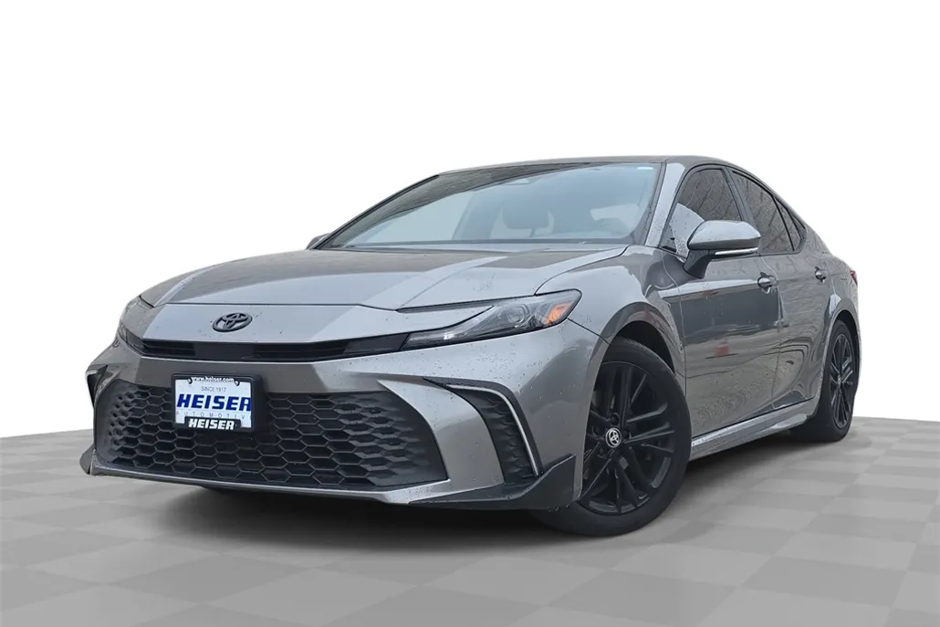 2025 Toyota Camry SE photo 1