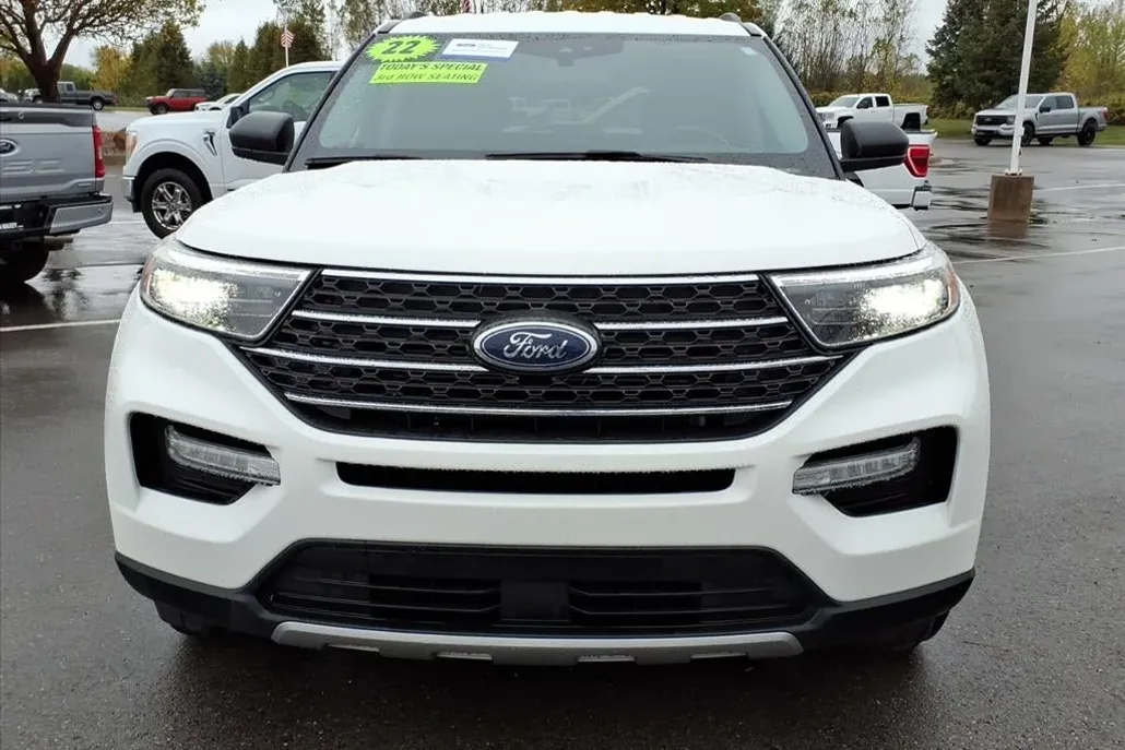 2022 Ford Explorer XLT photo 1