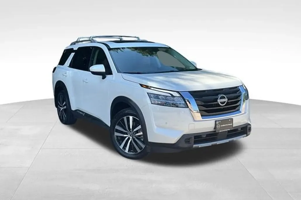 2024 Nissan Pathfinder Platinum photo 1