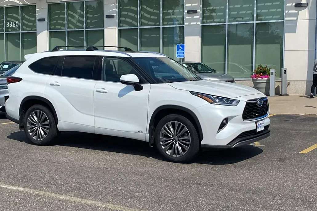 2022 Toyota Highlander Hybrid Platinum photo 1