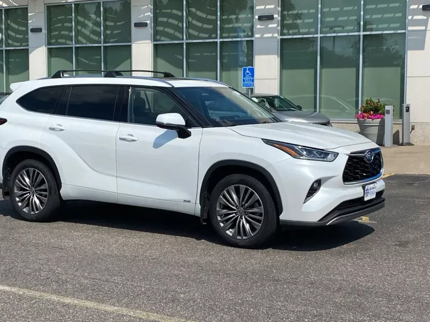 2022 Toyota Highlander Hybrid Platinum photo 1