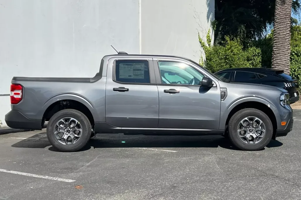 2025 Ford Maverick XLT photo 1