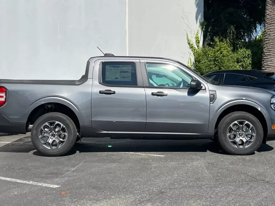 2025 Ford Maverick XLT photo 1