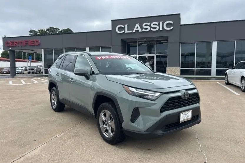 2023 Toyota RAV4 XLE photo 1