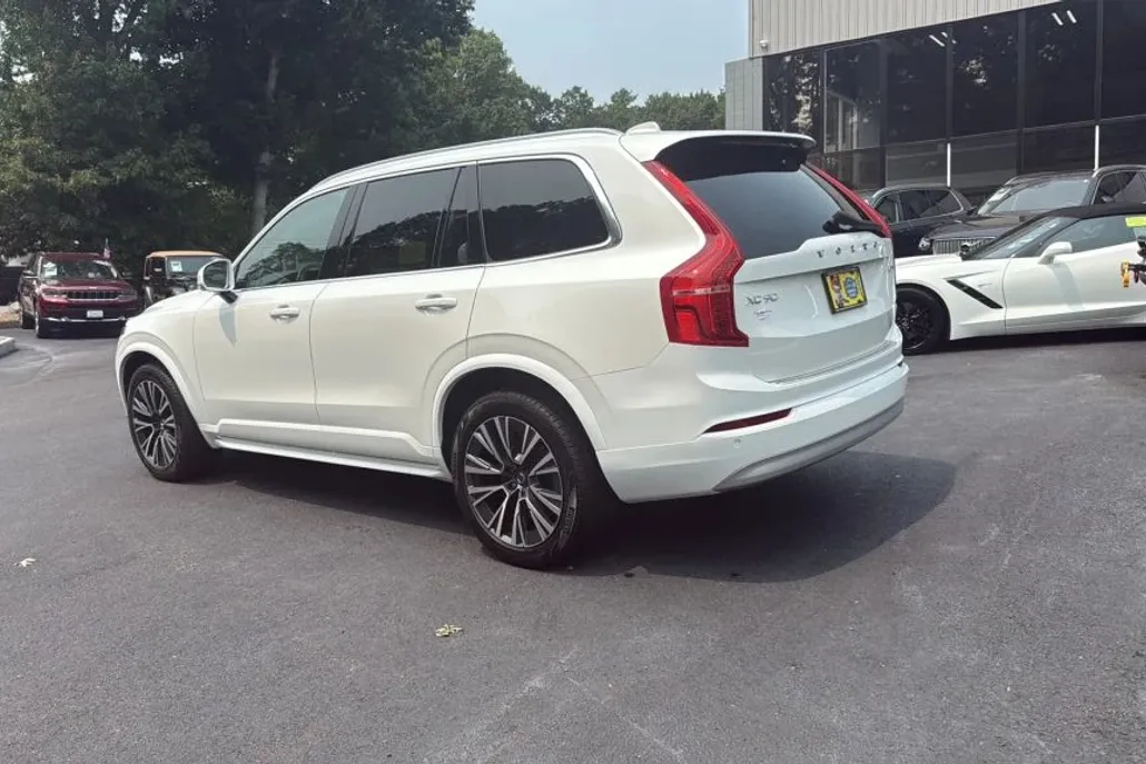 2022 Volvo XC90 T5 Momentum Sport photo 1
