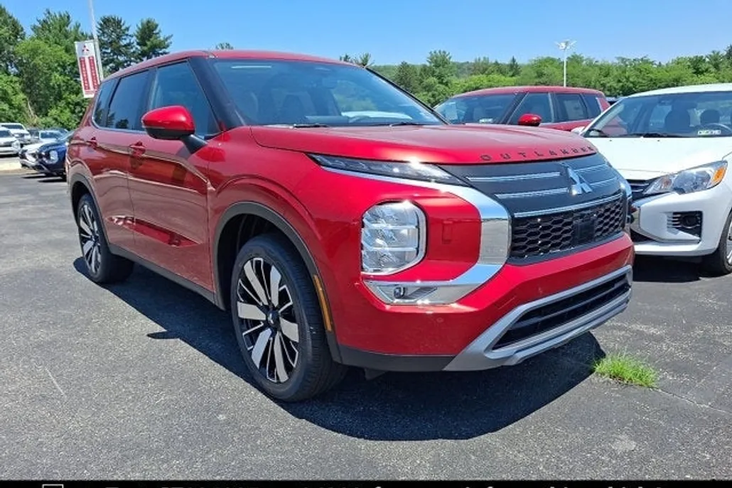 2025 Mitsubishi Outlander SE photo 1