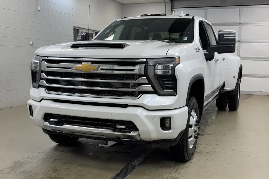 2025 Chevrolet Silverado 3500HD High Country photo 1