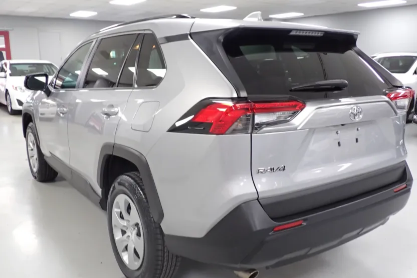 2019 Toyota RAV4 LE photo 1