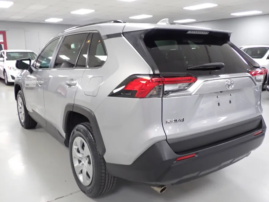 2019 Toyota RAV4 LE photo 1