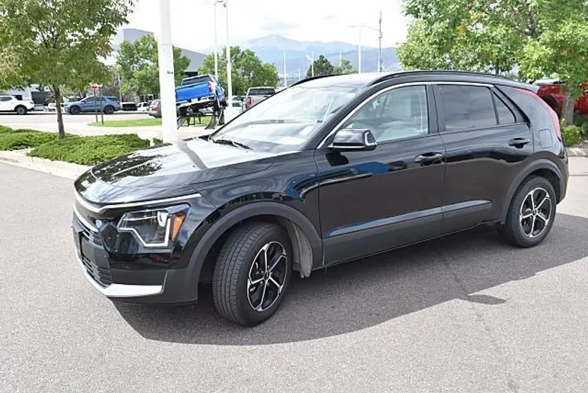 2023 Kia Niro EX photo 1