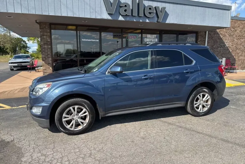2017 Chevrolet Equinox LT photo 1