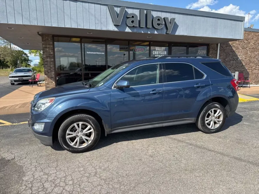 2017 Chevrolet Equinox LT photo 1