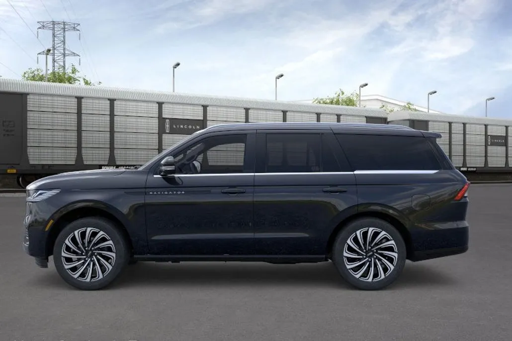 2025 Lincoln Navigator Black Label photo 1