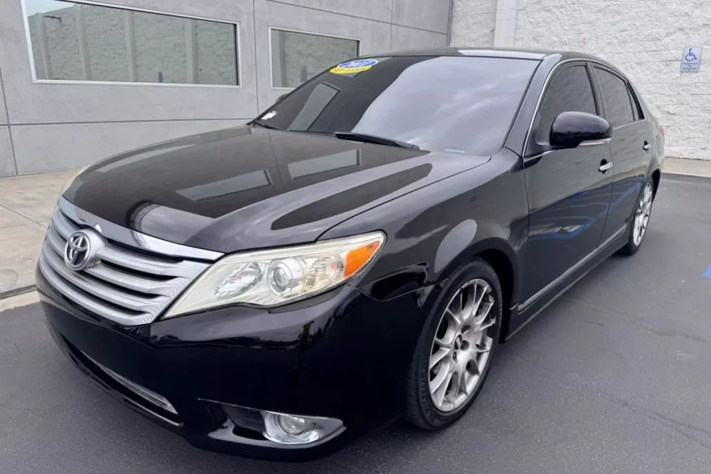 2011 Toyota Avalon Limited photo 1