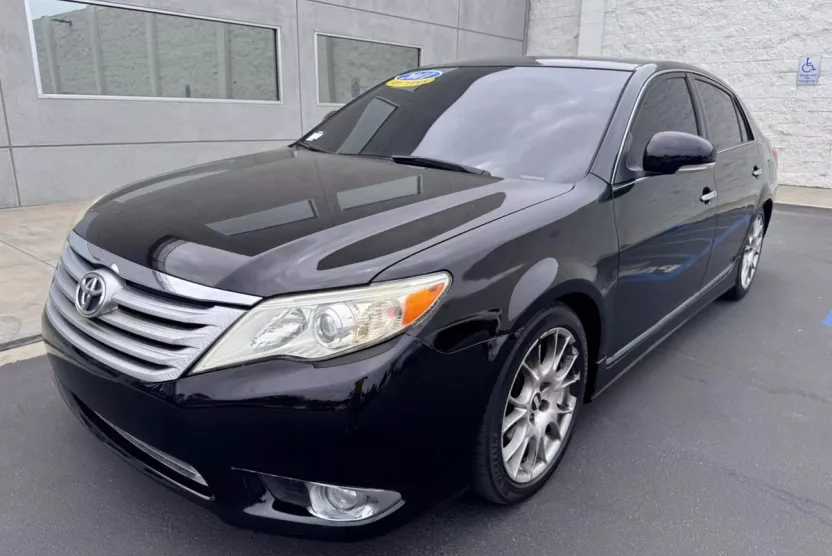 2011 Toyota Avalon Limited photo 1
