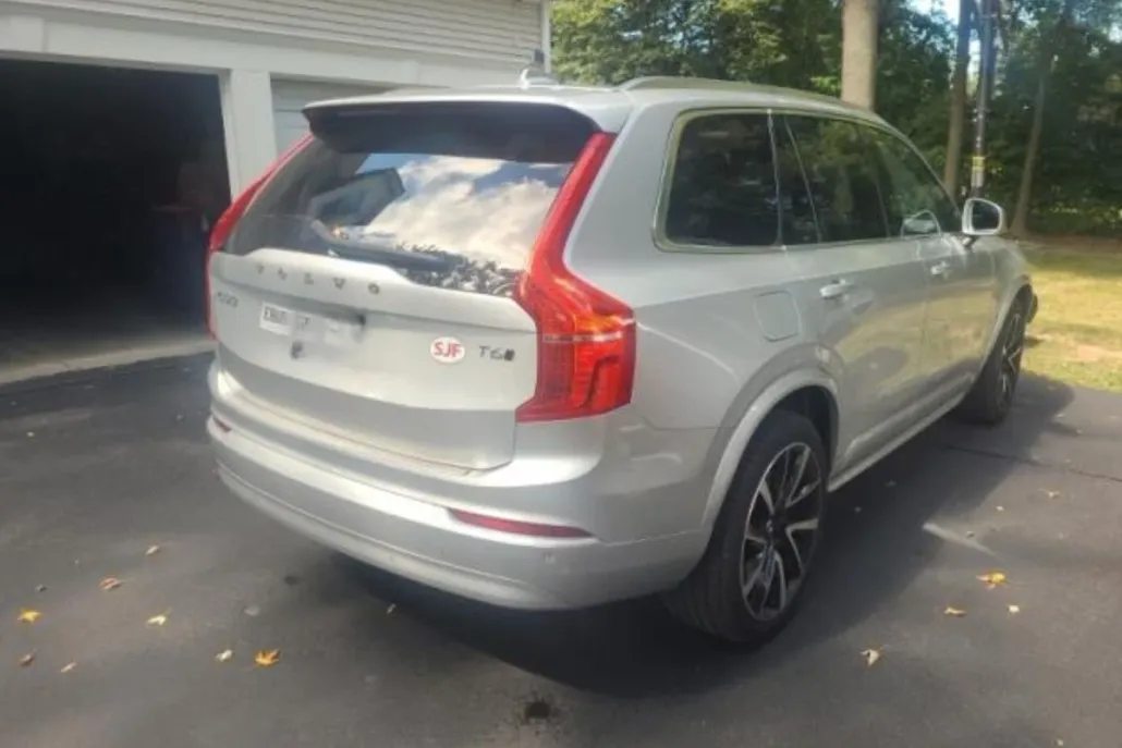 2022 Volvo XC90 T6 Momentum photo 1