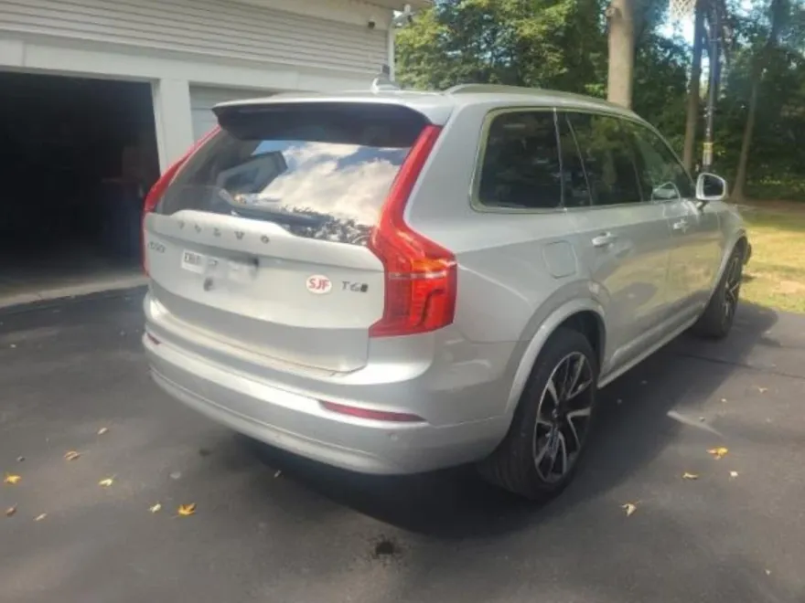 2022 Volvo XC90 T6 Momentum photo 1