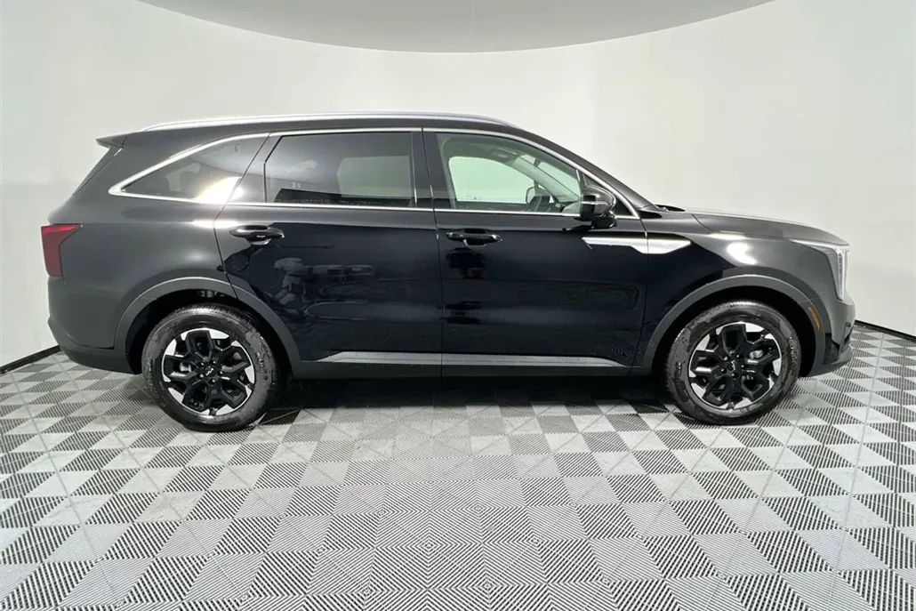 2025 Kia Sorento S photo 1