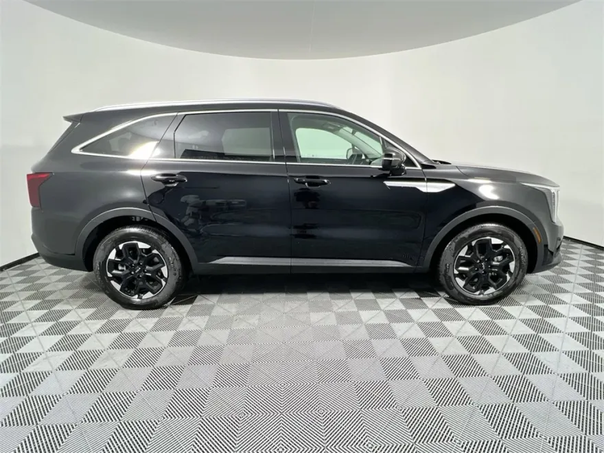 2025 Kia Sorento S photo 1