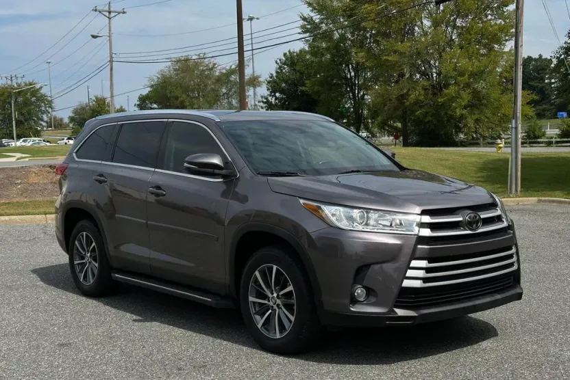 2019 Toyota Highlander XLE photo 1