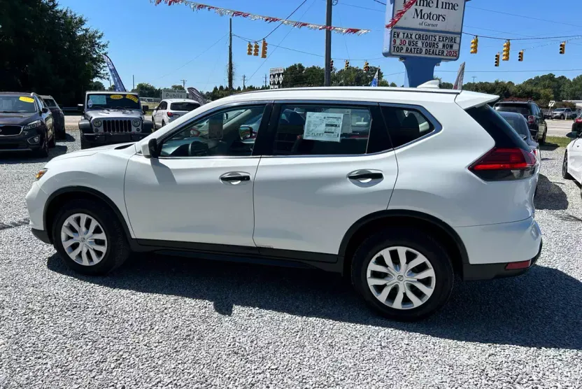 2017 Nissan Rogue S photo 1