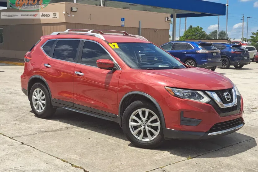 2017 Nissan Rogue SV photo 1