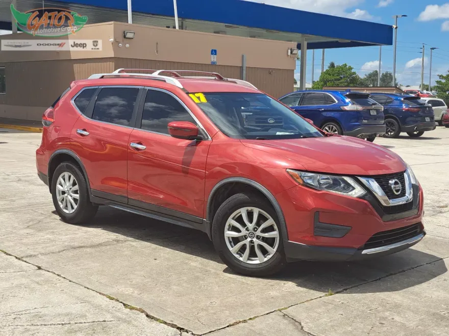 2017 Nissan Rogue SV photo 1