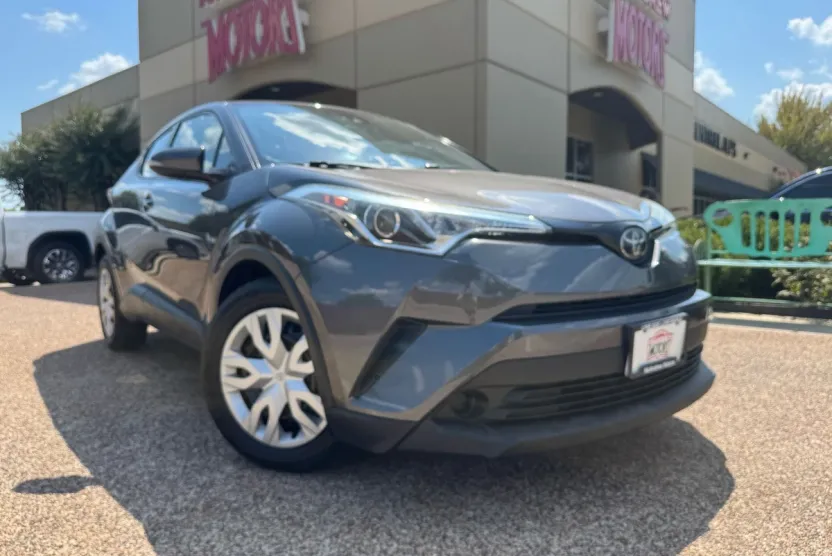2019 Toyota C-HR LE photo 1