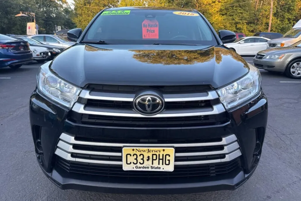 2018 Toyota Highlander LE photo 1