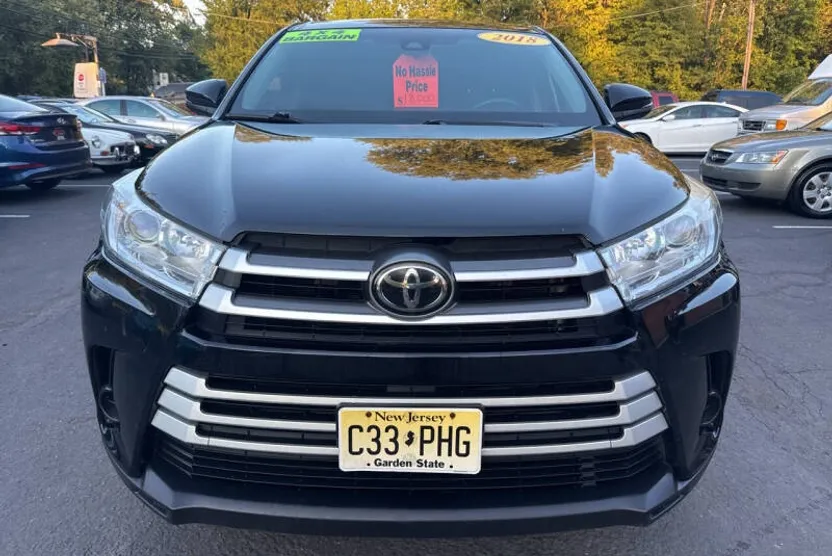 2018 Toyota Highlander LE photo 1