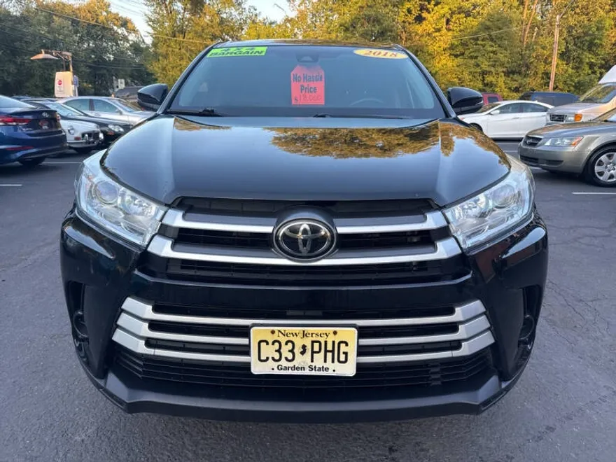 2018 Toyota Highlander LE photo 1