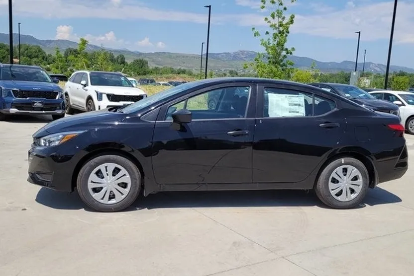 2025 Nissan Versa 1.6 S photo 1