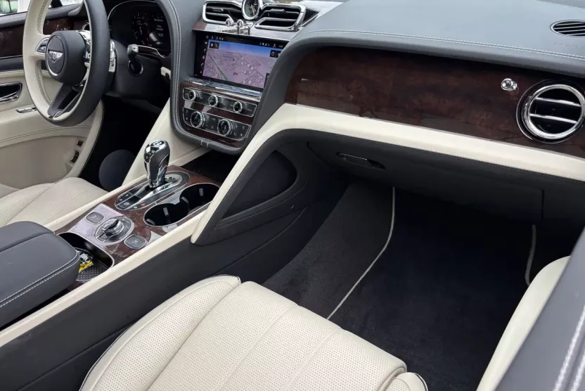 2024 Bentley Bentayga EWB photo 1