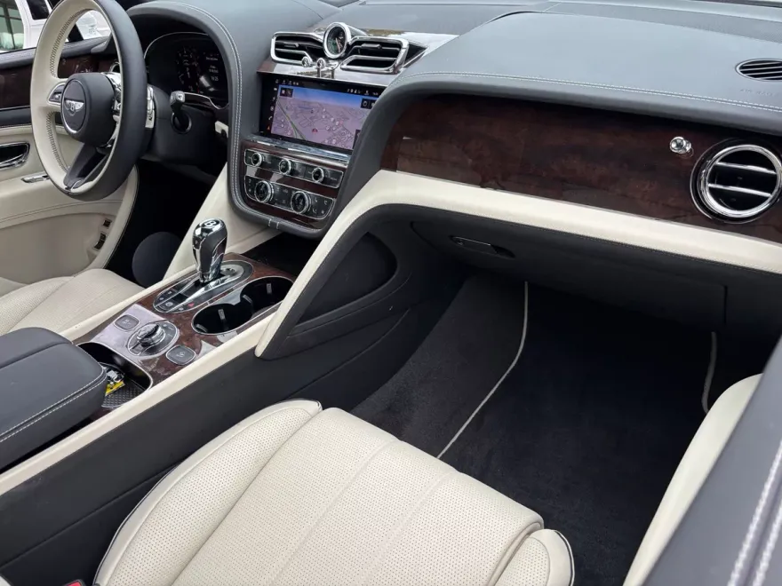 2024 Bentley Bentayga EWB photo 1
