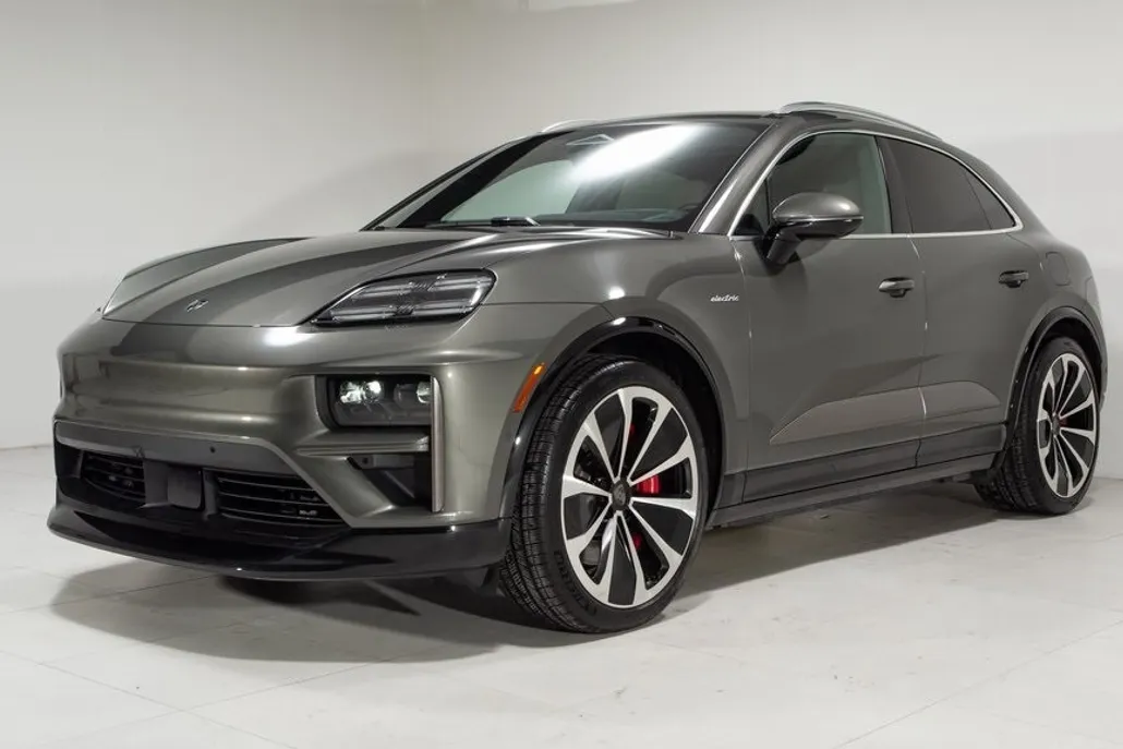 2024 Porsche Macan Electric Turbo photo 1