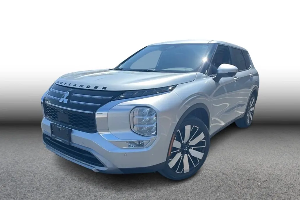 2025 Mitsubishi Outlander SE photo 1