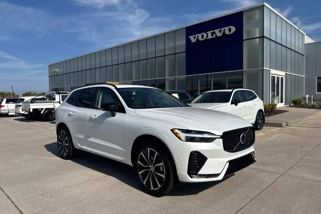 2025 Volvo XC60 B5 Plus photo 1