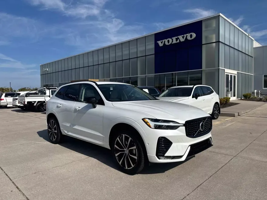 2025 Volvo XC60 B5 Plus photo 1