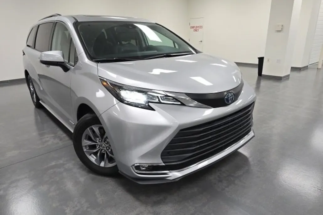 2021 Toyota Sienna XLE photo 1